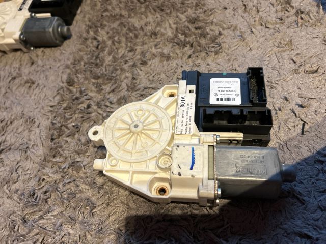 Bal első ablakemelő motor - 9038 – Audi A3 8P – OE 8P0959801A