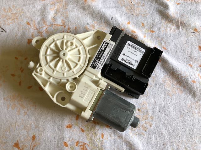 Jobb hátsó ablakemelő motor – Audi A3 8P – OE 8P4959802D