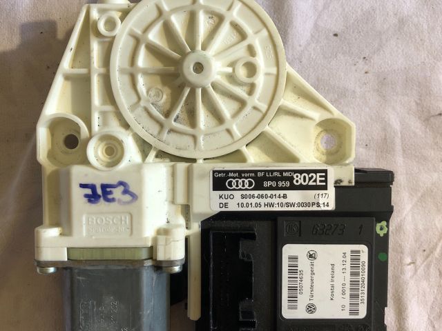 Jobb első ablakemelő motor – Audi A3 8P – OE 8P0959802E