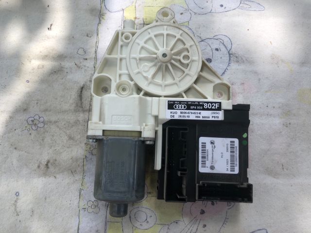 Jobb hátsó ablakemelő motor – Audi A3 8P – OE 8P4959802F