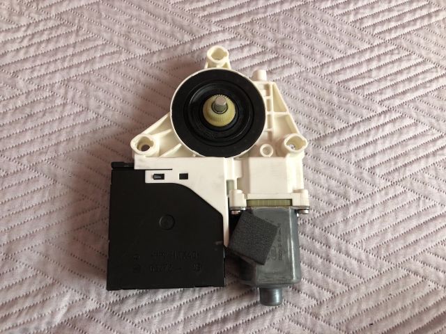 Jobb első ablakemelő motor - másolat – Audi A3 8P – OE 8P0959802M