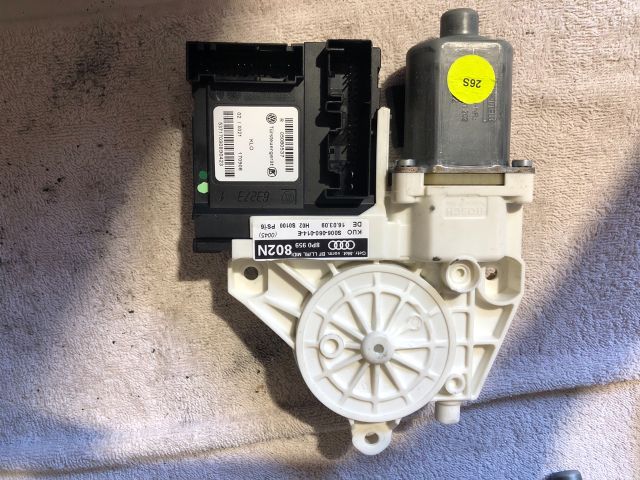 Jobb első ablakemelő motor – Audi A3 8P – OE 8P0959802N