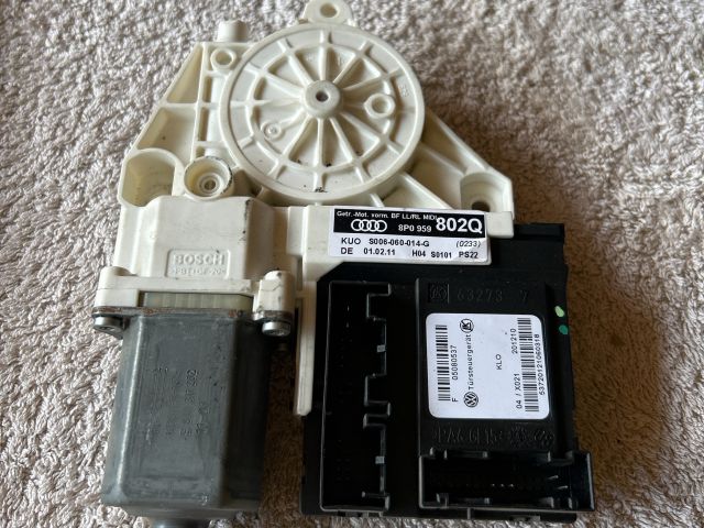 Jobb első ablakemelő motor – Audi A3 8P – OE 8P0959802Q