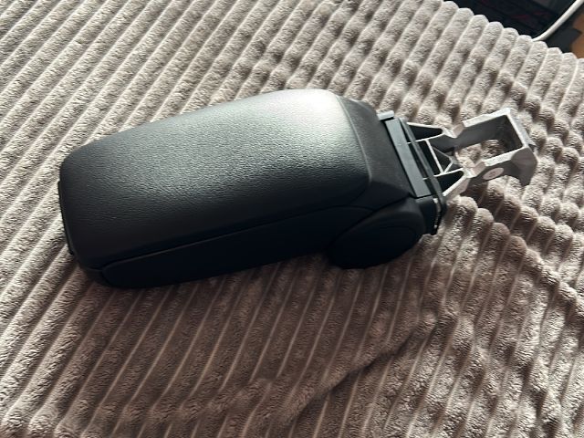 Középső Bőr Fedeles Könyöklő – Audi A3 8P – OE 8P0864207B