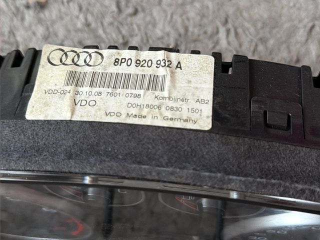 932a